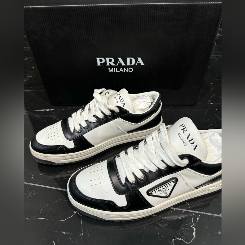 PRADA Downtown perforated leather sneakers
New condition Color red
Size 37 - Picture 2 of 5